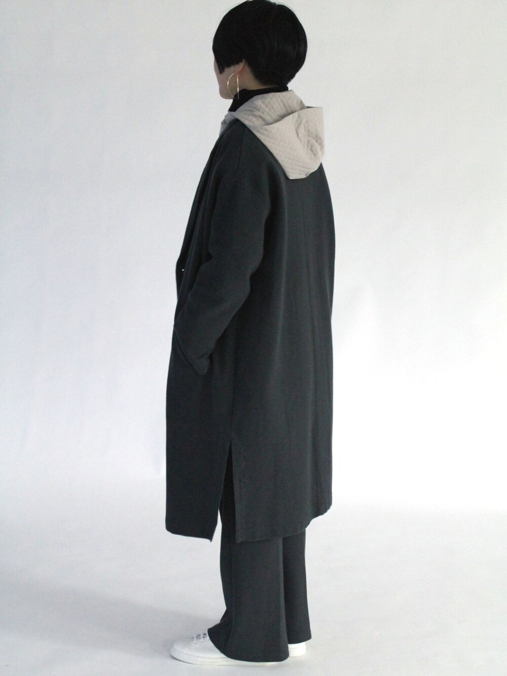 グレー系のチェスターコート、グレー系のパンツ、ベージュ系のブルゾンを着用したレディースの秋コーディネートの4枚目の写真