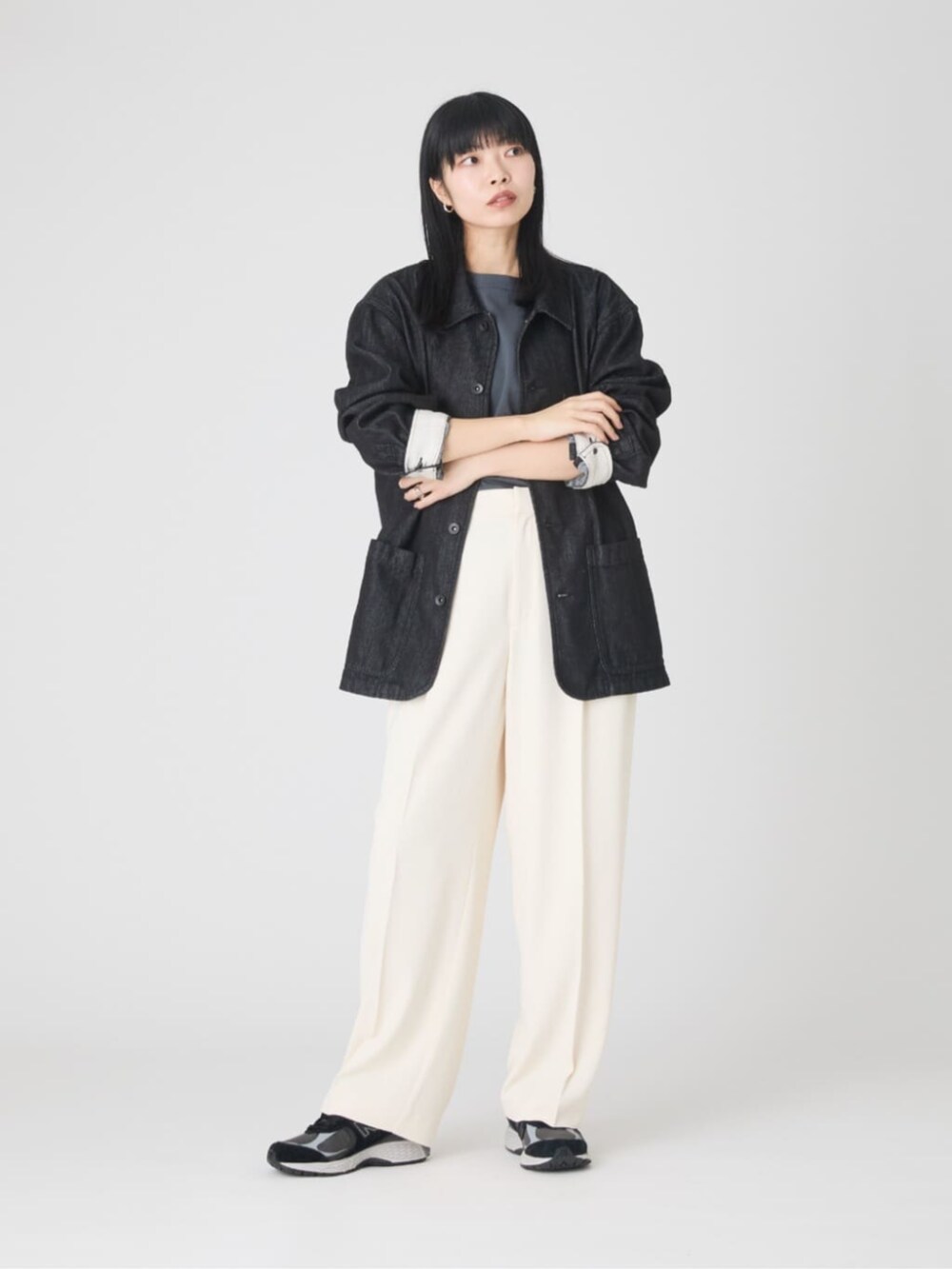 ベージュ系のその他パンツ、ブラック系のその他アウター、グレー系のニット/セーターを着用したレディースの夏コーディネートの2枚目の写真