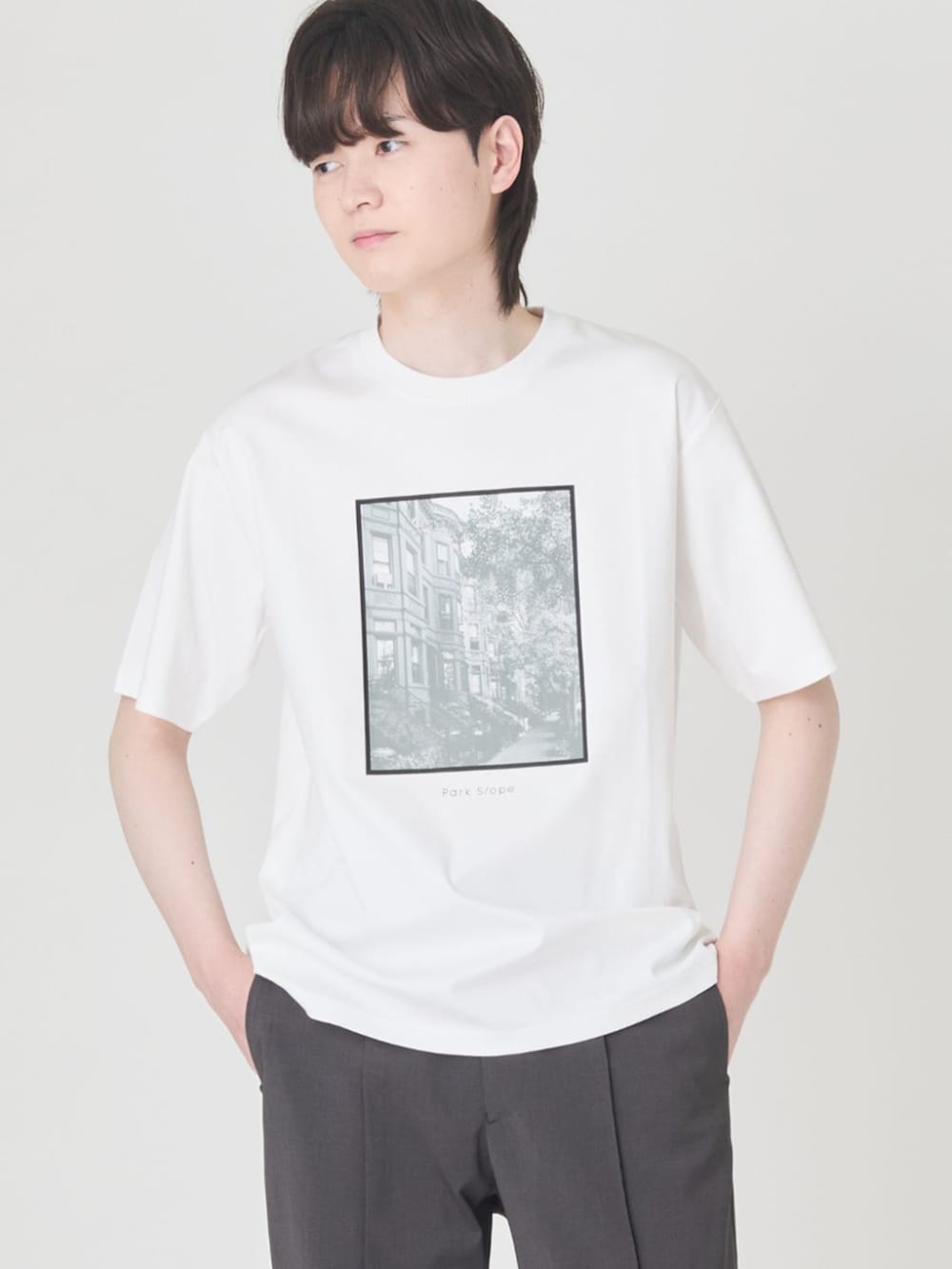 ブルー系のその他アウター、ホワイト系のTシャツ/カットソー、グレー系のスラックスを着用したメンズの春コーディネートの6枚目の写真