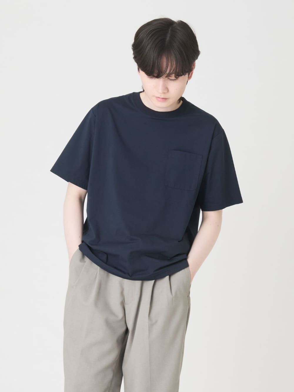 ブルー系のTシャツ/カットソー、ベージュ系のスラックスを着用したメンズの春コーディネートの3枚目の写真