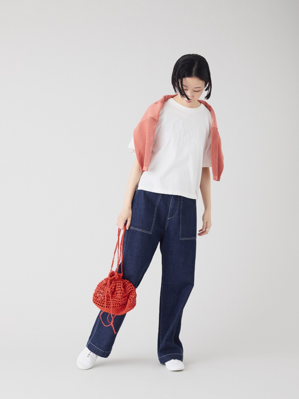 「夏コーデ、デニム、白Tシャツ、デニムパンツ、デニムコーデ、カーディガン肩かけ、カジュアル、カジュアルスタイル」｜「SIPULIのアイテム（カーディガン/ボレロ、ピンク系）」を使った、SIPULI_officialさん（レディース・163cm）の夏コーディネートの2枚目の写真