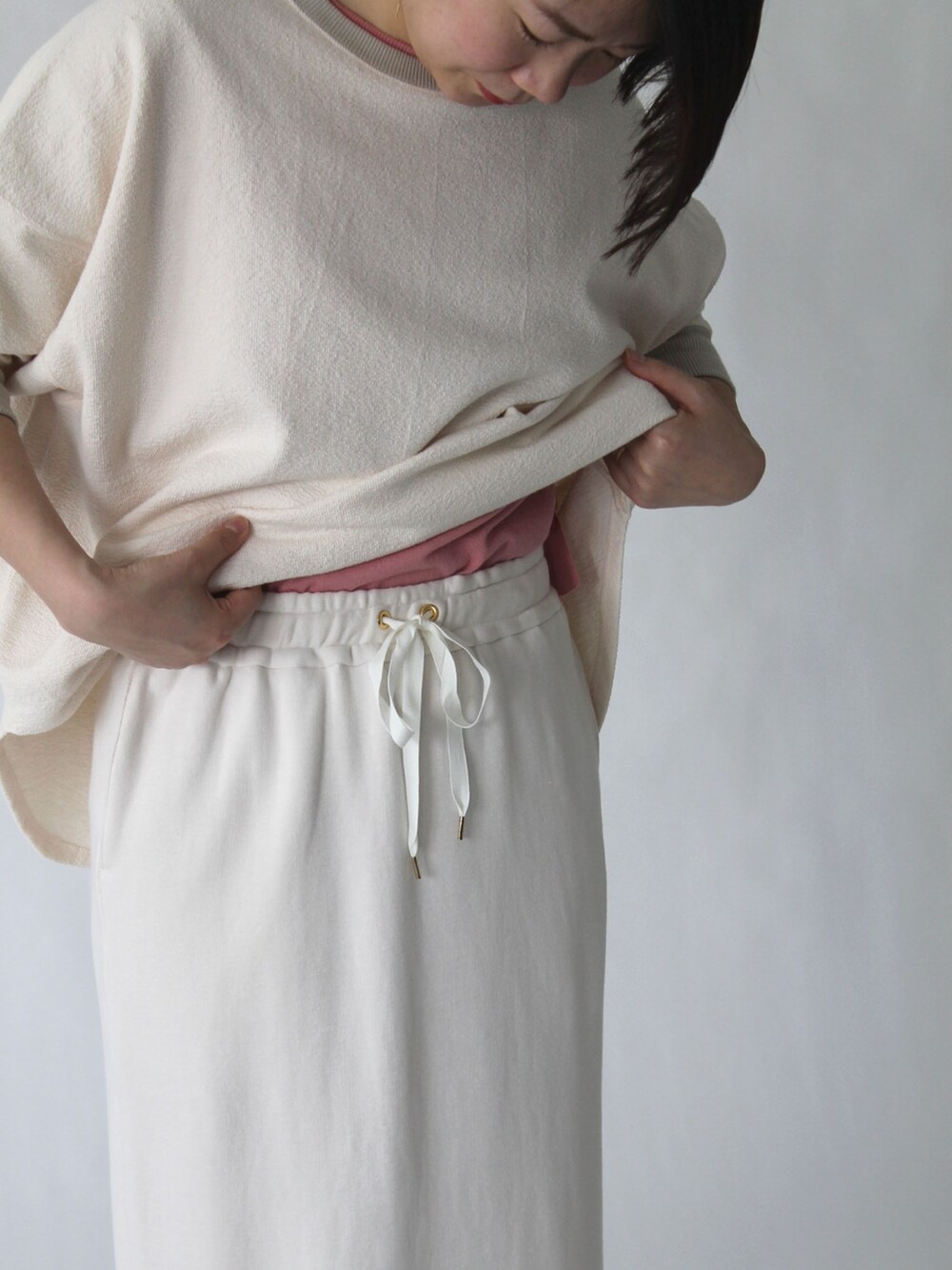 ベージュ系のTシャツ/カットソー、ベージュ系のスカートを着用したレディースの春コーディネートの3枚目の写真