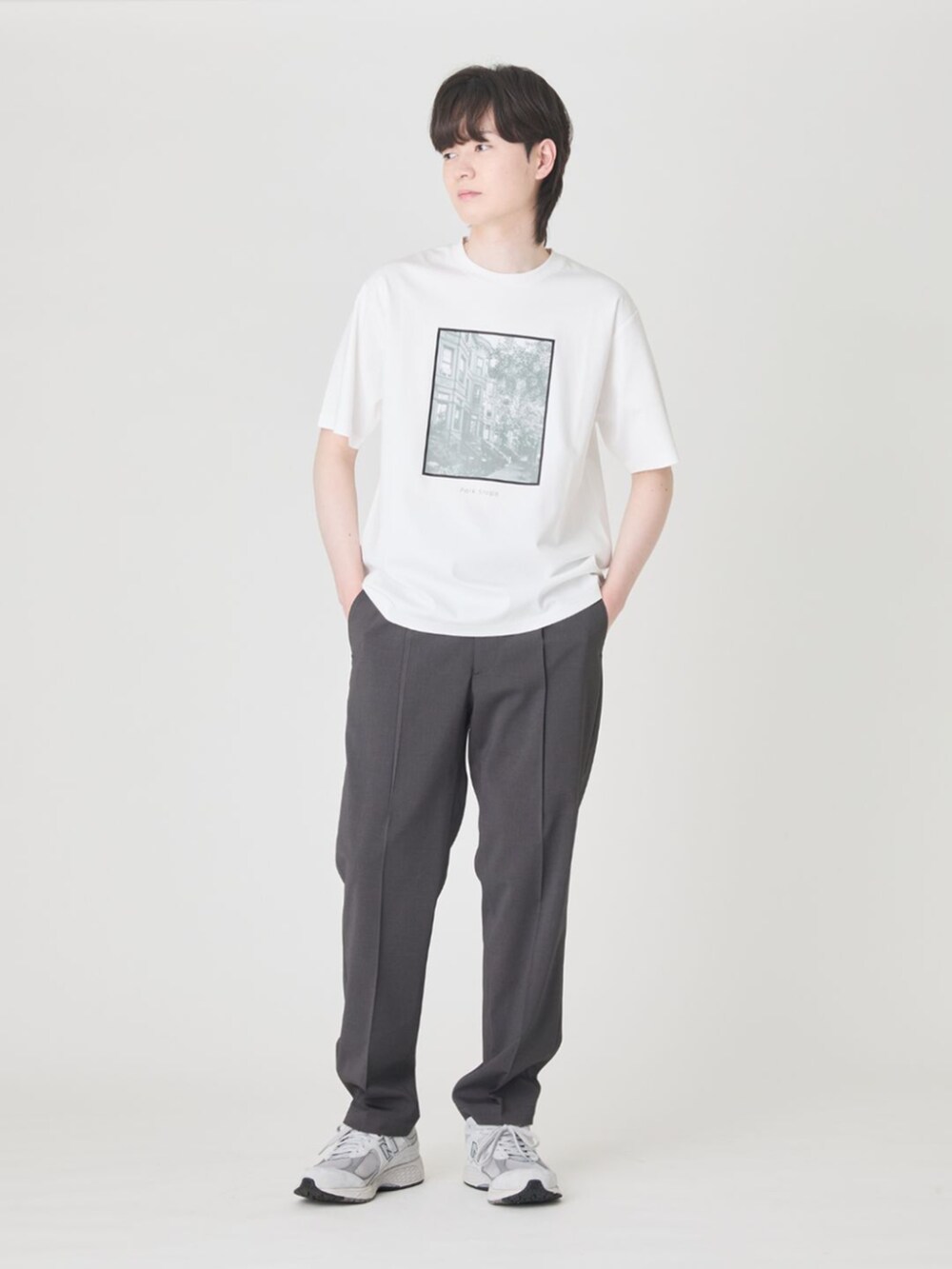 ブルー系のその他アウター、ホワイト系のTシャツ/カットソー、グレー系のスラックスを着用したメンズの春コーディネートの5枚目の写真