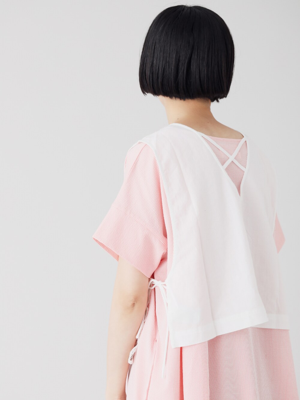 ホワイト系のその他トップス、ピンク系のワンピース、グレー系のその他パンツを着用したレディースの夏コーディネートの5枚目の写真