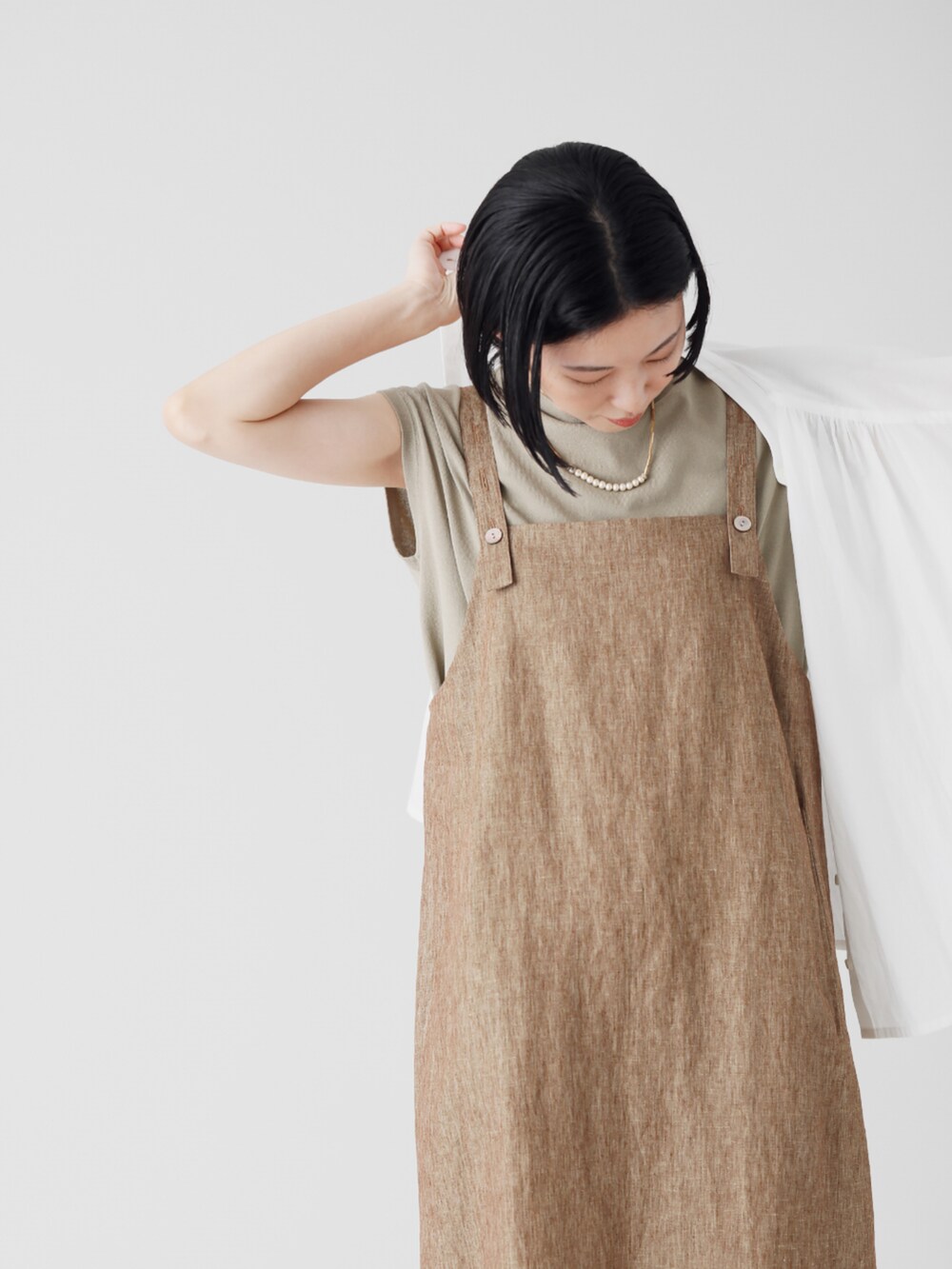 ホワイト系のシャツ/ブラウス、グリーン系のニット/セーター、ブラウン系のワンピースを着用したレディースの夏コーディネートの5枚目の写真