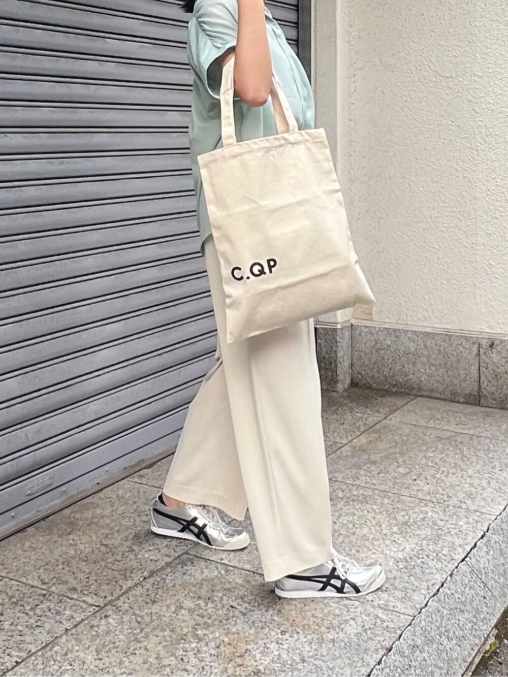 ベージュ系のその他パンツ、グリーン系のシャツ/ブラウス、シルバー系のスニーカーを着用したレディースの夏コーディネートの5枚目の写真