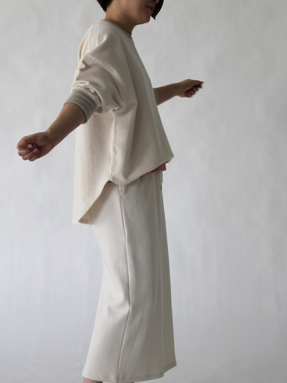 ベージュ系のTシャツ/カットソー、ベージュ系のスカートを着用したレディースの春コーディネートの4枚目の写真