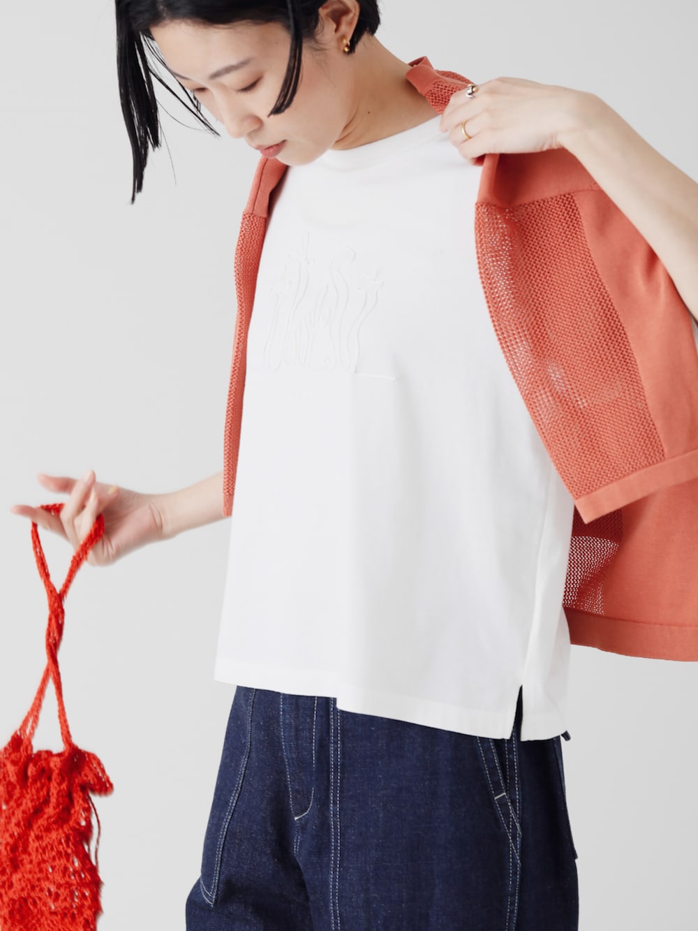 「夏コーデ、デニム、白Tシャツ、デニムパンツ、デニムコーデ、カーディガン肩かけ、カジュアル、カジュアルスタイル」｜「SIPULIのアイテム（カーディガン/ボレロ、ピンク系）」を使った、SIPULI_officialさん（レディース・163cm）の夏コーディネートの4枚目の写真