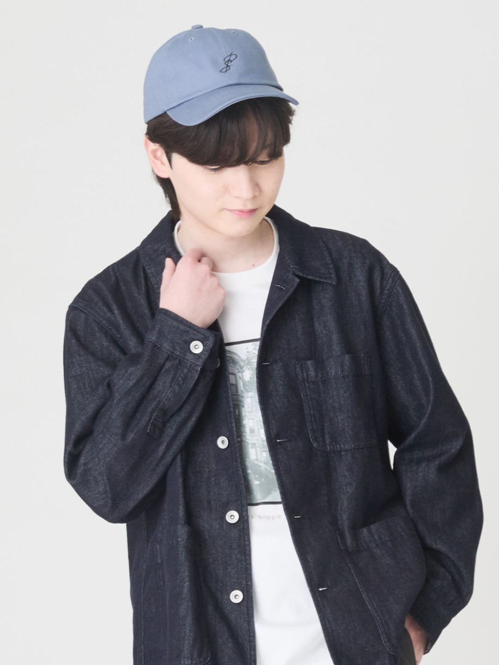 ブルー系のその他アウター、ホワイト系のTシャツ/カットソー、グレー系のスラックスを着用したメンズの春コーディネートの4枚目の写真