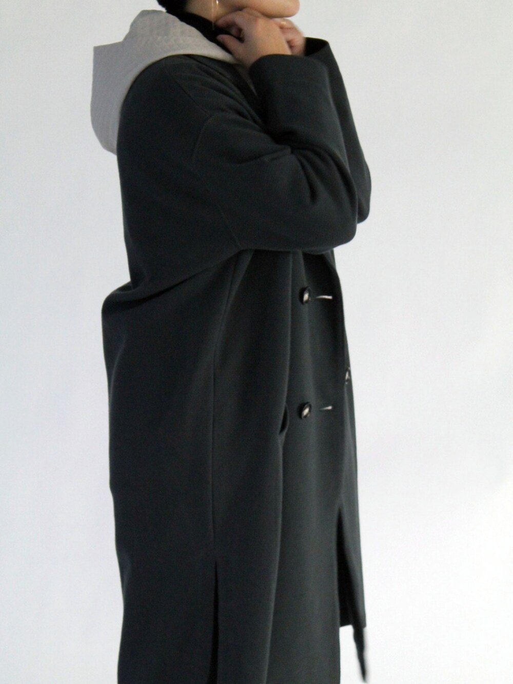 グレー系のチェスターコート、グレー系のパンツ、ベージュ系のブルゾンを着用したレディースの秋コーディネートの3枚目の写真