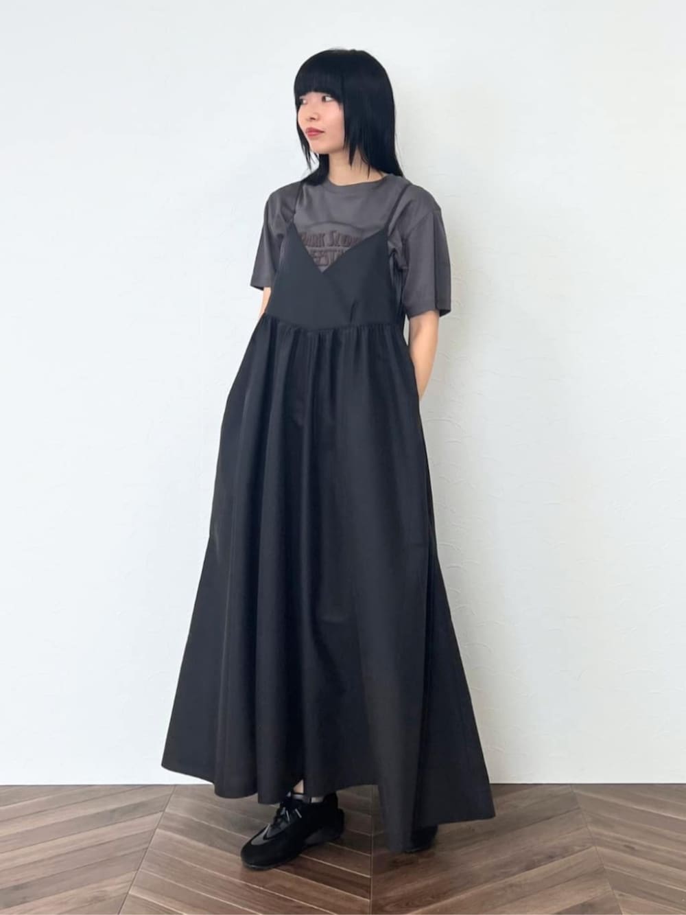 ブラック系のワンピース、グレー系のTシャツ/カットソーを着用したレディースの夏コーディネートの2枚目の写真