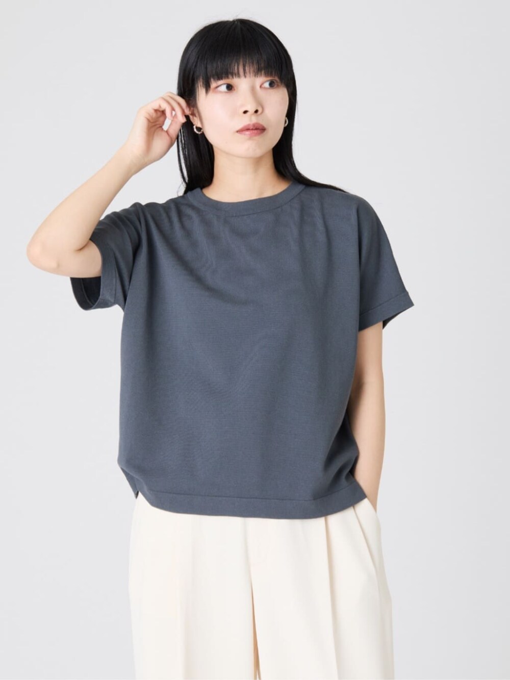 ベージュ系のその他パンツ、ブラック系のその他アウター、グレー系のニット/セーターを着用したレディースの夏コーディネートの6枚目の写真