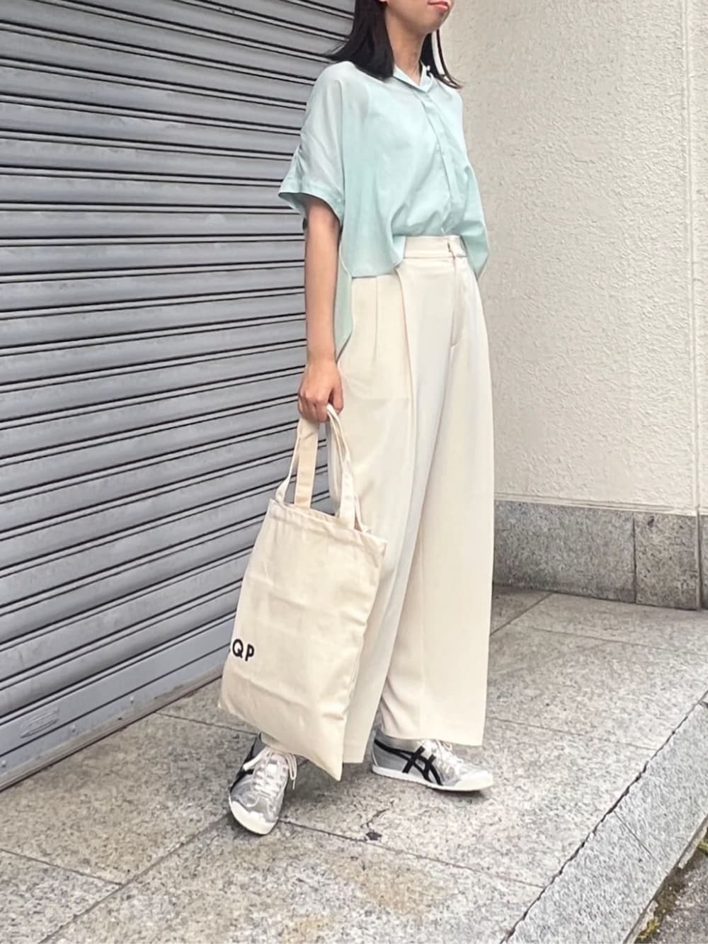 ベージュ系のその他パンツ、グリーン系のシャツ/ブラウス、シルバー系のスニーカーを着用したレディースの夏コーディネートの2枚目の写真