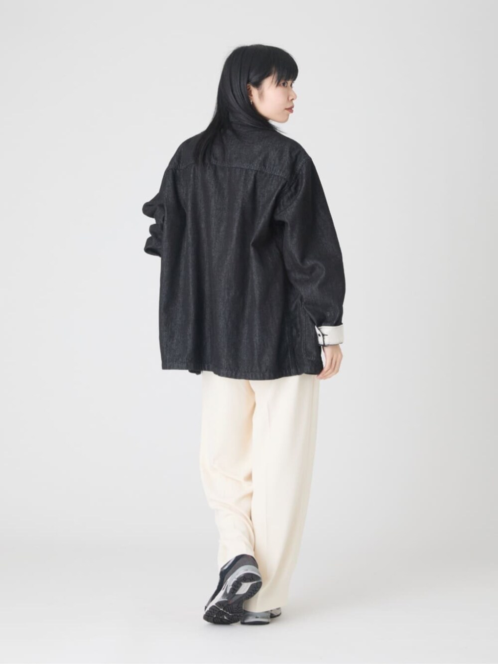 ベージュ系のその他パンツ、ブラック系のその他アウター、グレー系のニット/セーターを着用したレディースの夏コーディネートの4枚目の写真