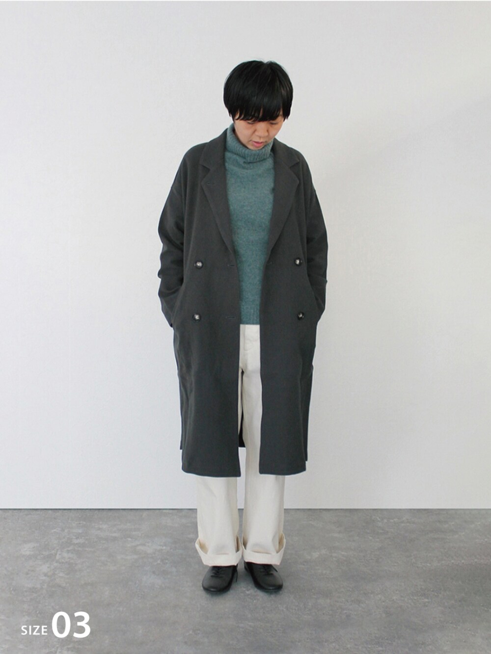 「カジュアルコーデ、冬コーデ、ニットコーデ、シンプル、メンズライク、スニーカー」｜「SIPULIの【手洗い可能】Double Face Jersey ダブルブレストコート（チェスターコート、グレー系）」を使った、SIPULI_officialさん（レディース・164cm）の冬コーディネートの5枚目の写真