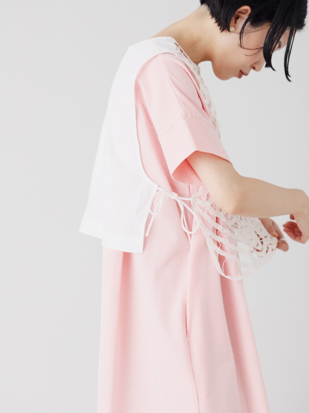 ホワイト系のその他トップス、ピンク系のワンピース、グレー系のその他パンツを着用したレディースの夏コーディネートの4枚目の写真