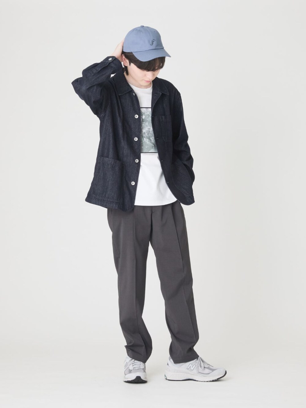 ブルー系のその他アウター、ホワイト系のTシャツ/カットソー、グレー系のスラックスを着用したメンズの春コーディネートの2枚目の写真