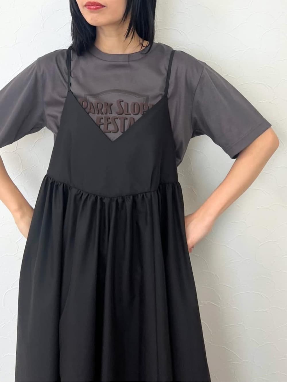 ブラック系のワンピース、グレー系のTシャツ/カットソーを着用したレディースの夏コーディネートの5枚目の写真