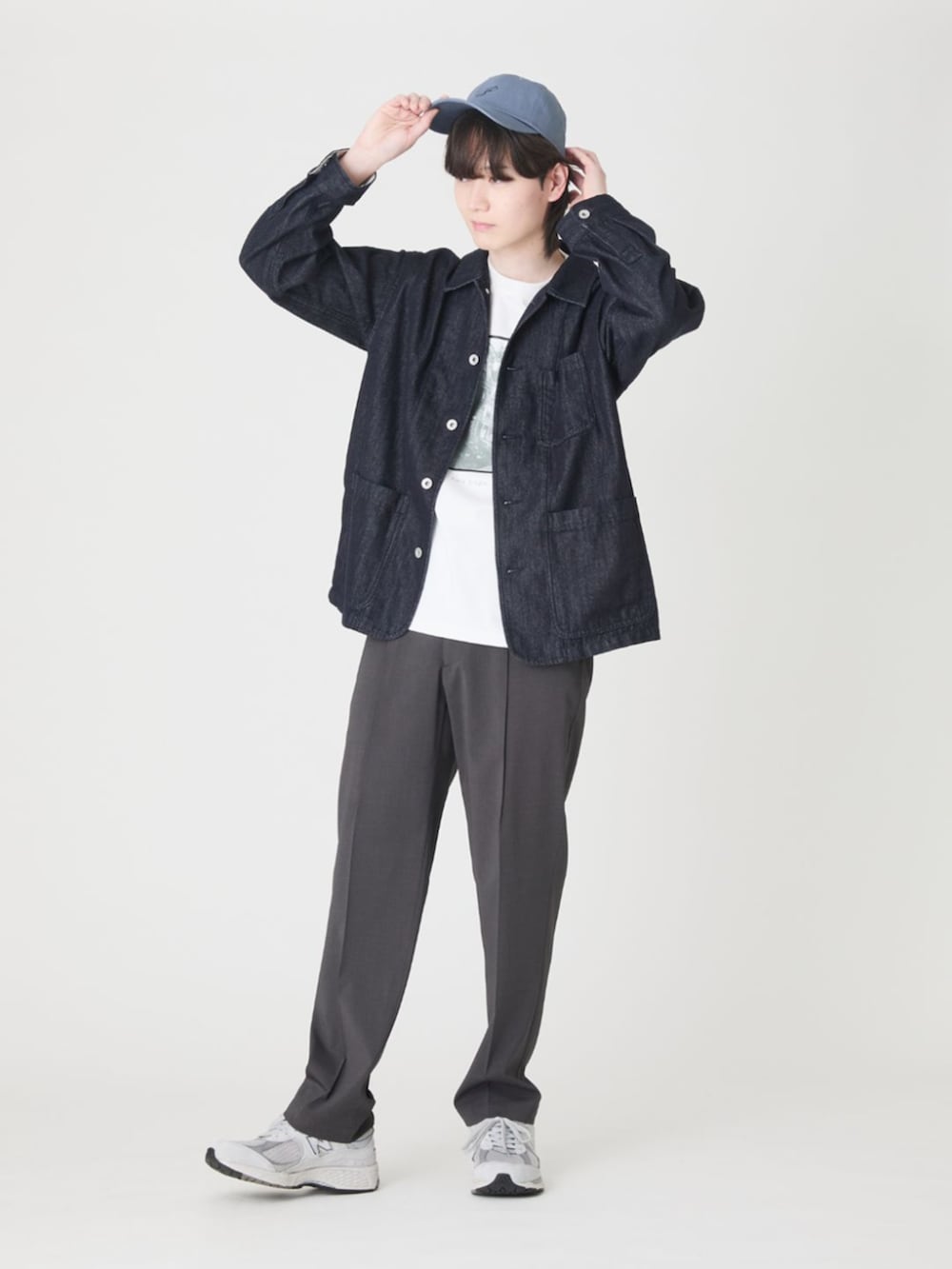 ブルー系のその他アウター、ホワイト系のTシャツ/カットソー、グレー系のスラックスを着用したメンズの春コーディネートの3枚目の写真