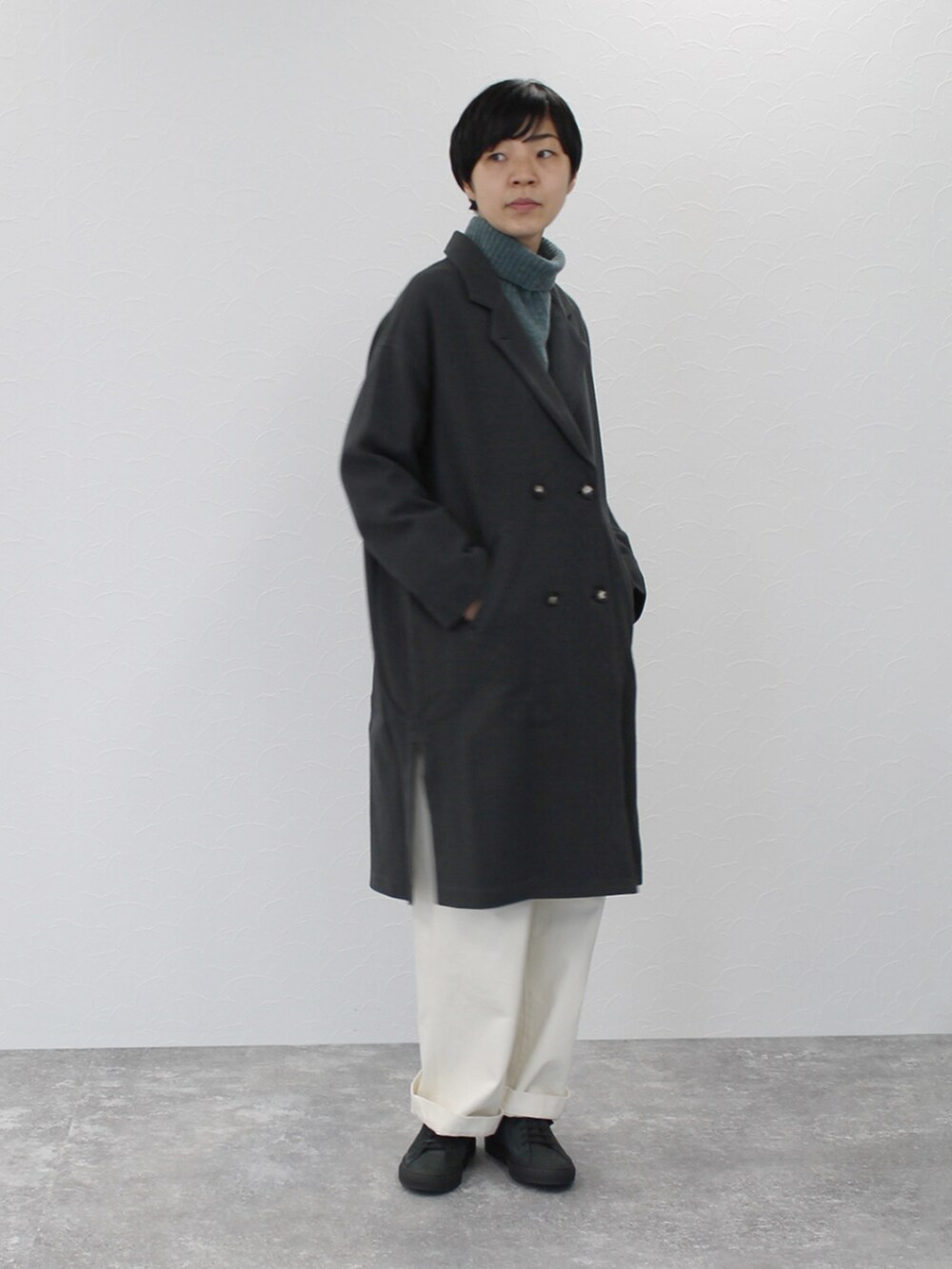 「カジュアルコーデ、冬コーデ、ニットコーデ、シンプル、メンズライク、スニーカー」｜「SIPULIの【手洗い可能】Double Face Jersey ダブルブレストコート（チェスターコート、グレー系）」を使った、SIPULI_officialさん（レディース・164cm）の冬コーディネートの3枚目の写真
