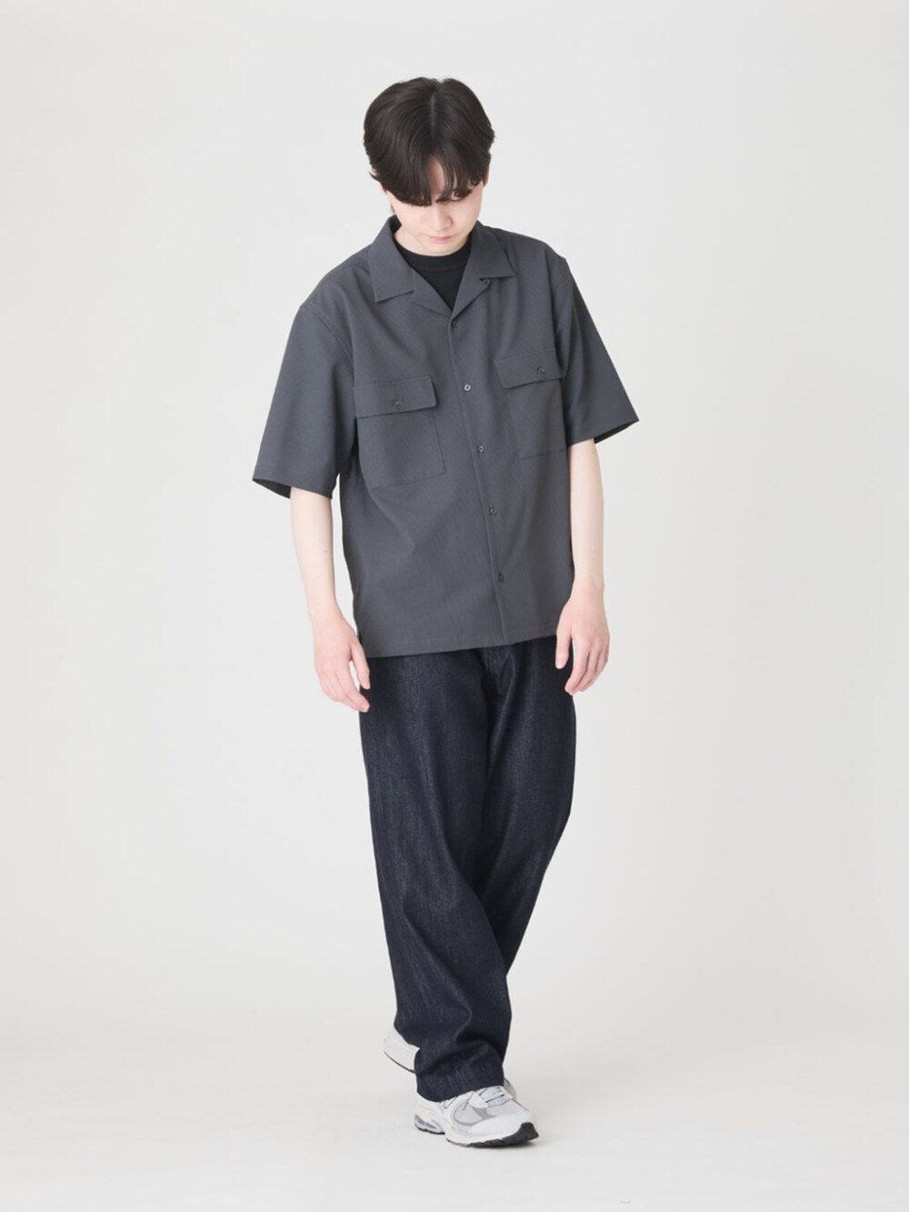 ブルー系のデニムパンツ、グレー系のTシャツ/カットソー、ブラック系のニット/セーターを着用したメンズの春コーディネートの3枚目の写真