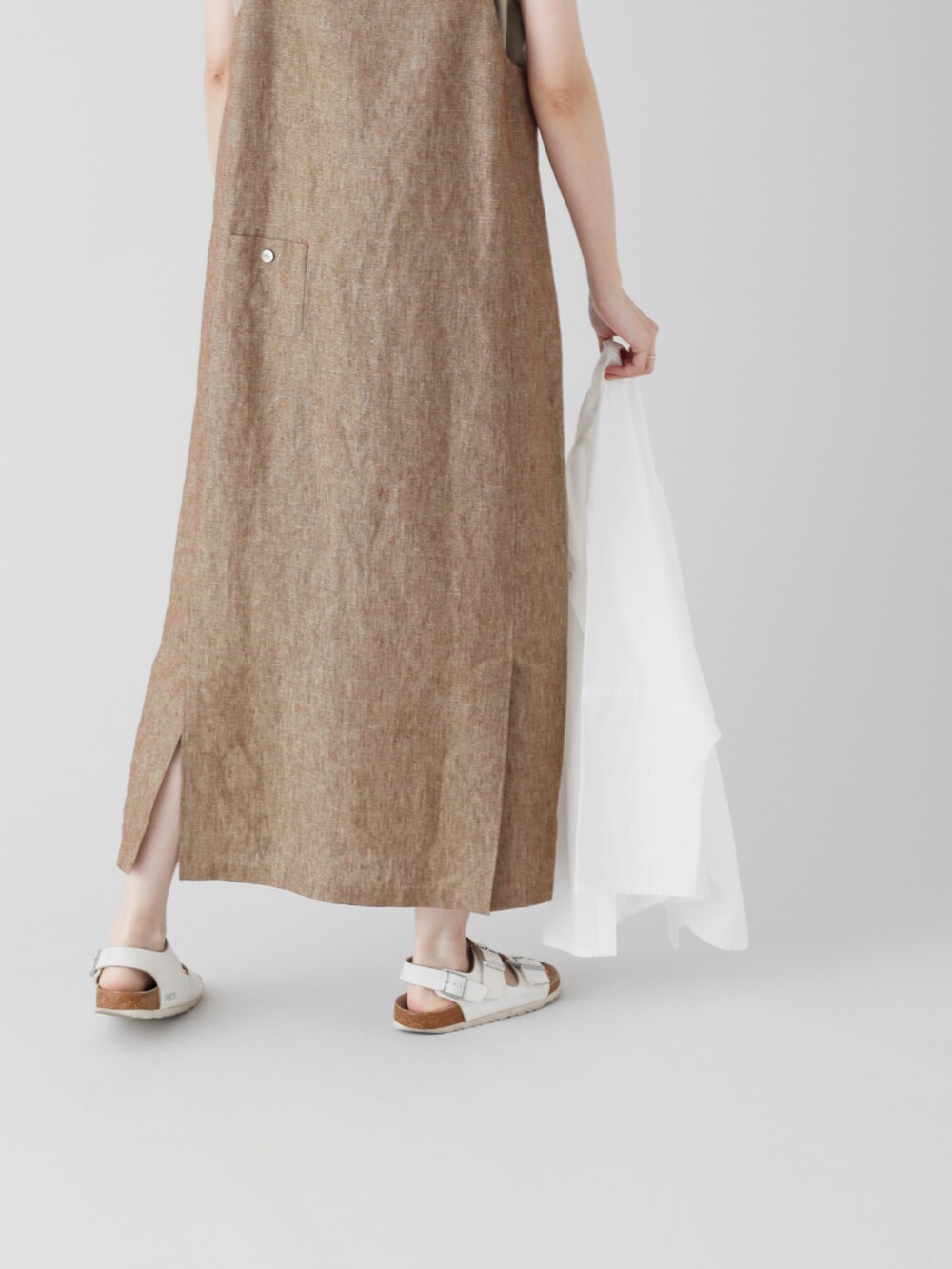 ホワイト系のシャツ/ブラウス、グリーン系のニット/セーター、ブラウン系のワンピースを着用したレディースの夏コーディネートの7枚目の写真