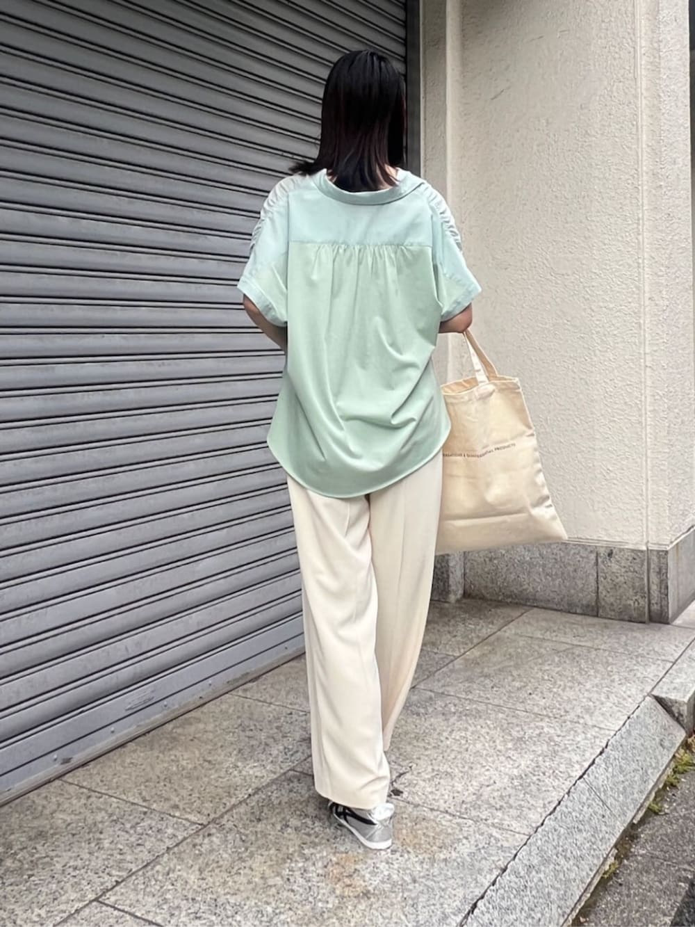 ベージュ系のその他パンツ、グリーン系のシャツ/ブラウス、シルバー系のスニーカーを着用したレディースの夏コーディネートの4枚目の写真