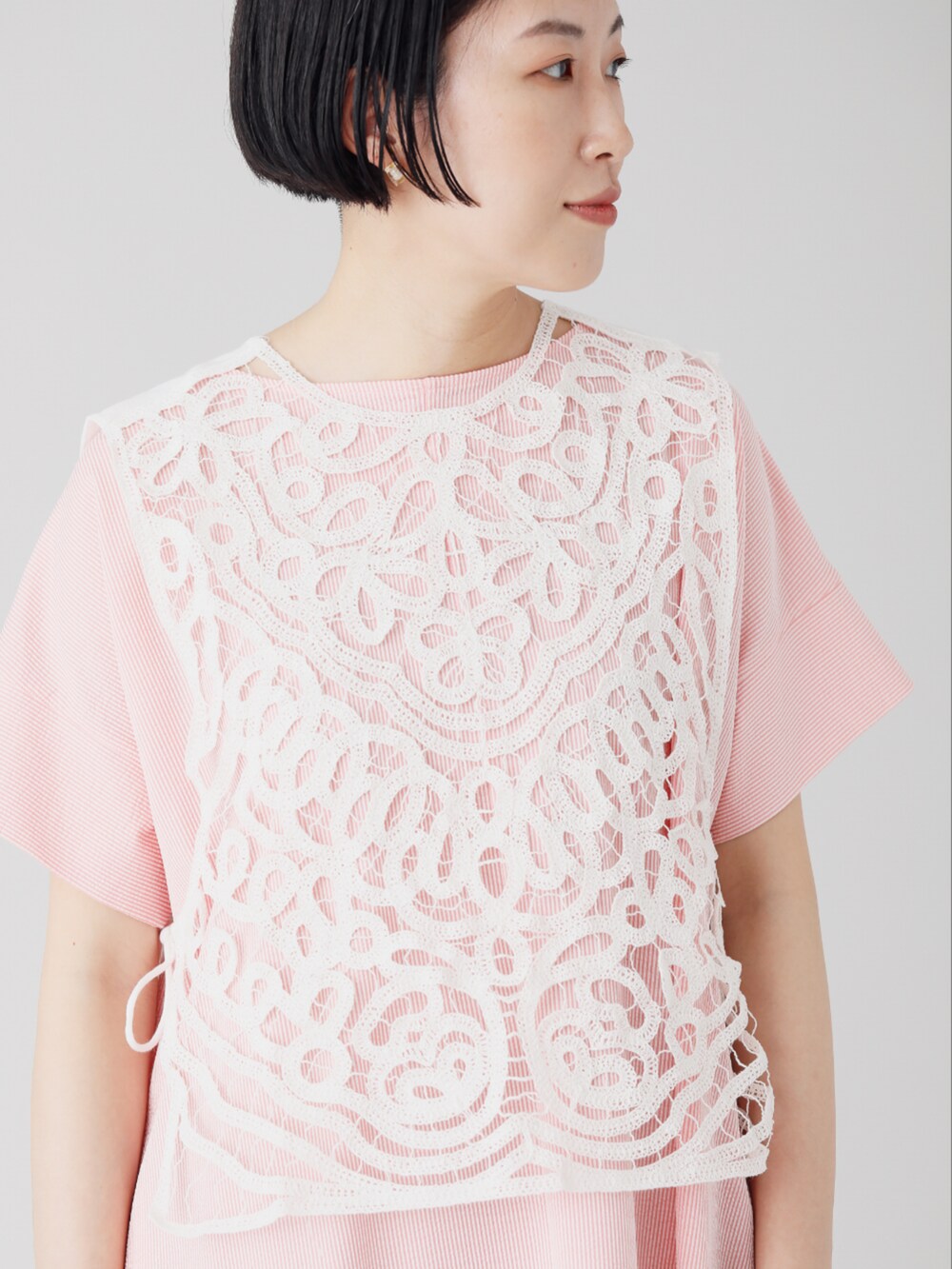 ホワイト系のその他トップス、ピンク系のワンピース、グレー系のその他パンツを着用したレディースの夏コーディネートの6枚目の写真