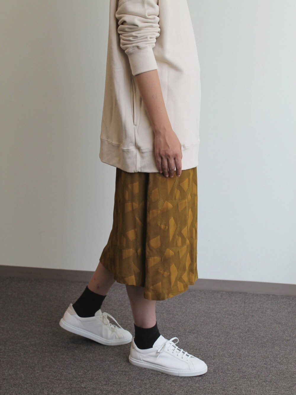 「SIPULIのSuvin Cotton  AZUMA URAKE  フーデッドパーカ（パーカー、ベージュ系）」を使った、SIPULI_officialさん（レディース・164cm）の秋コーディネートの4枚目の写真