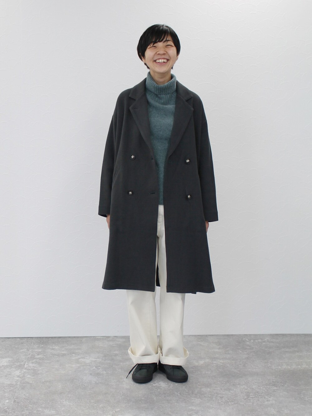 「カジュアルコーデ、冬コーデ、ニットコーデ、シンプル、メンズライク、スニーカー」｜「SIPULIの【手洗い可能】Double Face Jersey ダブルブレストコート（チェスターコート、グレー系）」を使った、SIPULI_officialさん（レディース・164cm）の冬コーディネートの2枚目の写真