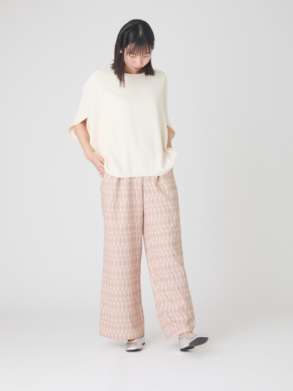 ベージュ系のシャツ/ブラウス、ブラウン系のその他パンツを着用したレディースの春コーディネートの2枚目の写真