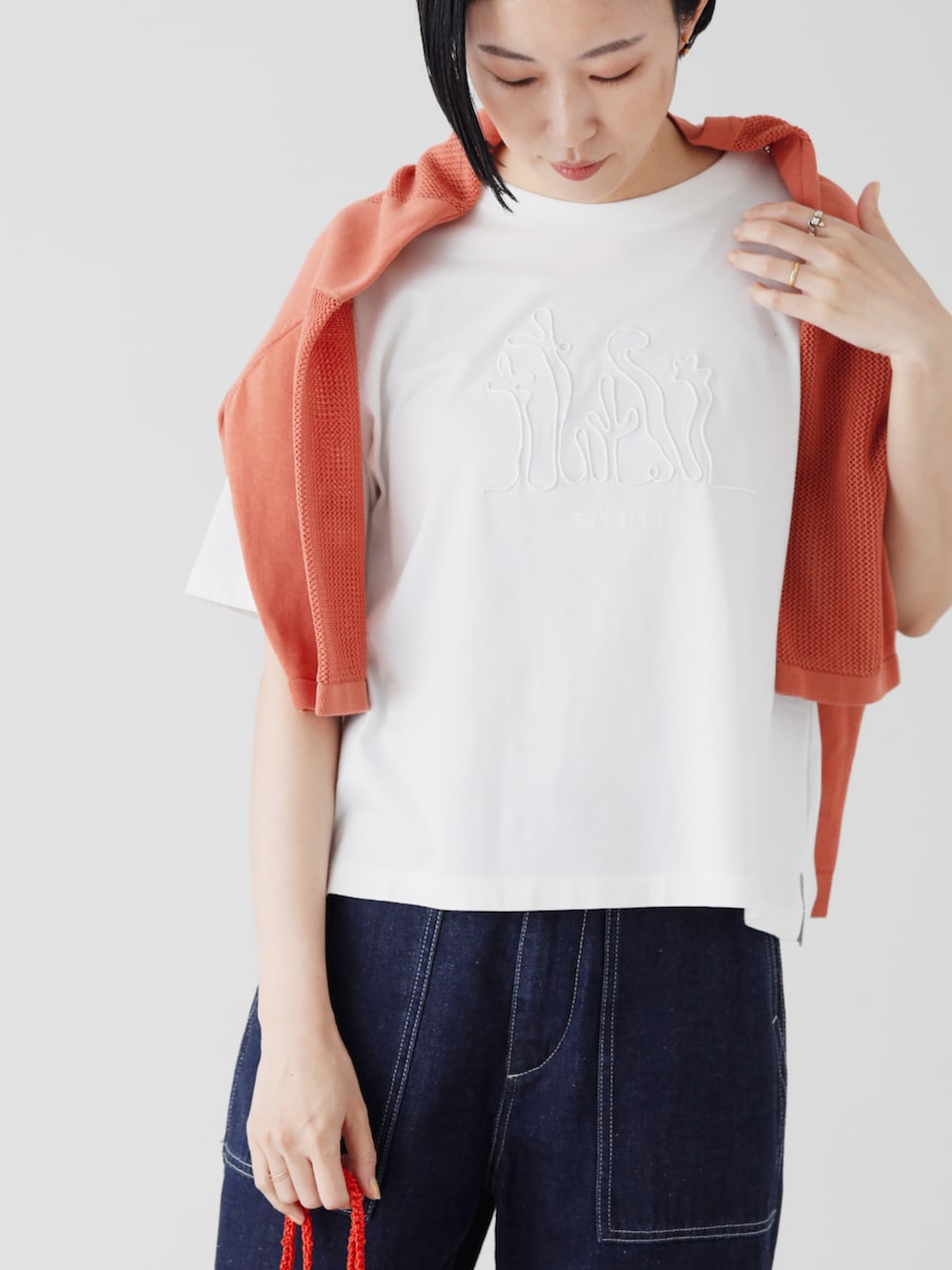 「夏コーデ、デニム、白Tシャツ、デニムパンツ、デニムコーデ、カーディガン肩かけ、カジュアル、カジュアルスタイル」｜「SIPULIのアイテム（カーディガン/ボレロ、ピンク系）」を使った、SIPULI_officialさん（レディース・163cm）の夏コーディネートの5枚目の写真