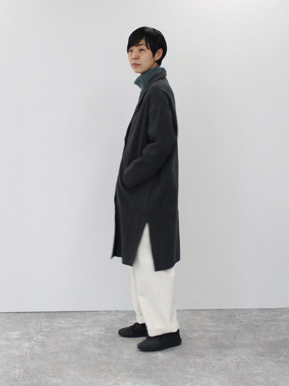 「カジュアルコーデ、冬コーデ、ニットコーデ、シンプル、メンズライク、スニーカー」｜「SIPULIの【手洗い可能】Double Face Jersey ダブルブレストコート（チェスターコート、グレー系）」を使った、SIPULI_officialさん（レディース・164cm）の冬コーディネートの4枚目の写真