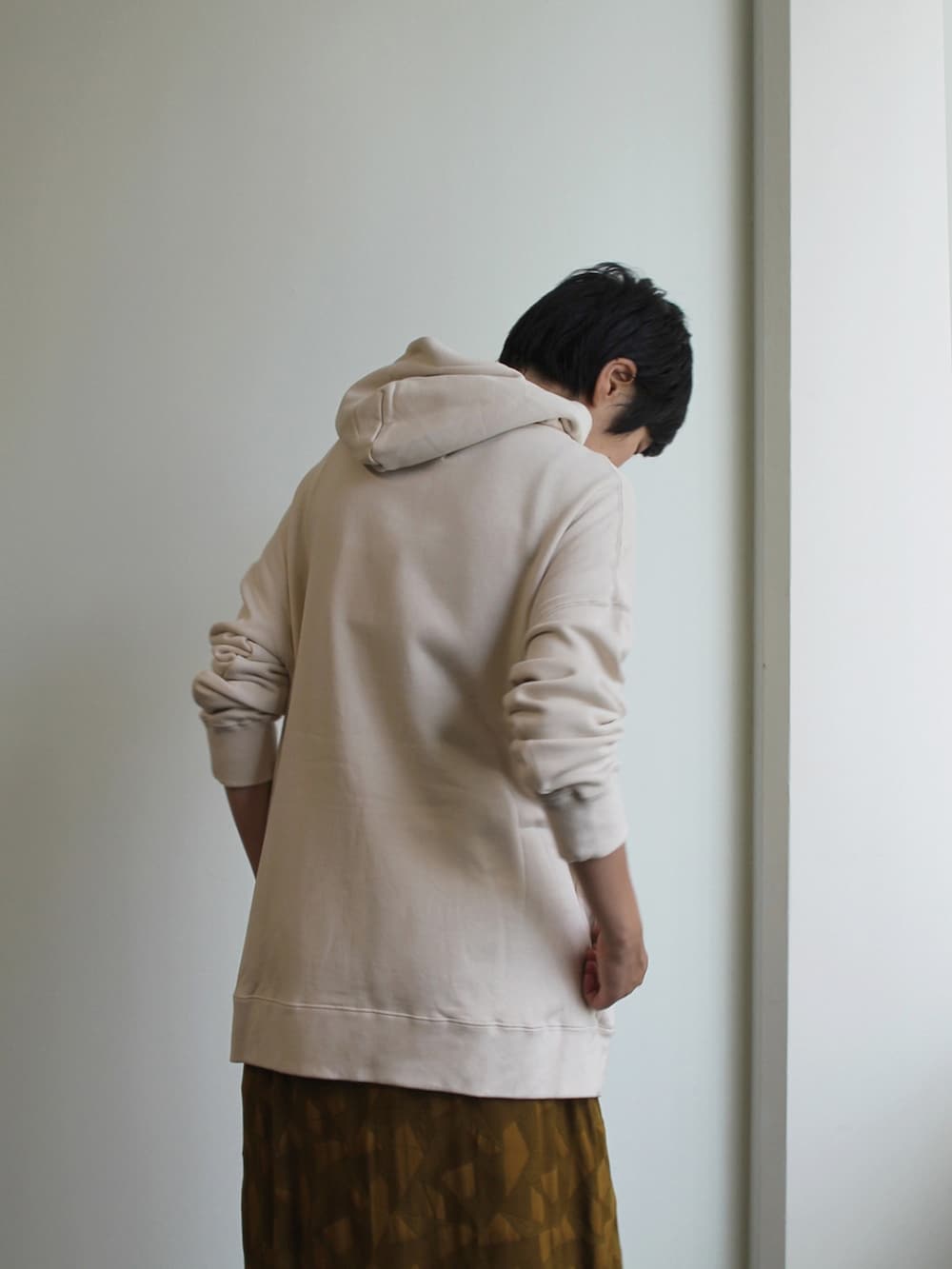 「SIPULIのSuvin Cotton  AZUMA URAKE  フーデッドパーカ（パーカー、ベージュ系）」を使った、SIPULI_officialさん（レディース・164cm）の秋コーディネートの3枚目の写真