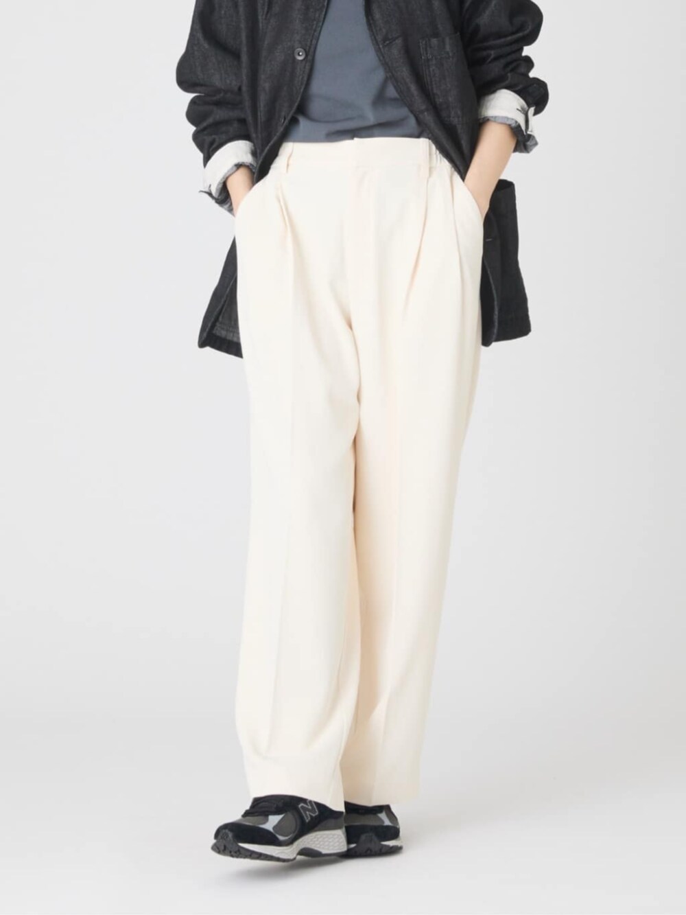 ベージュ系のその他パンツ、ブラック系のその他アウター、グレー系のニット/セーターを着用したレディースの夏コーディネートの7枚目の写真