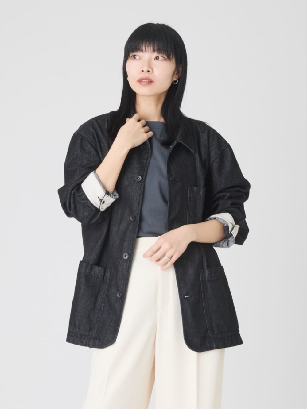 ベージュ系のその他パンツ、ブラック系のその他アウター、グレー系のニット/セーターを着用したレディースの夏コーディネートの5枚目の写真