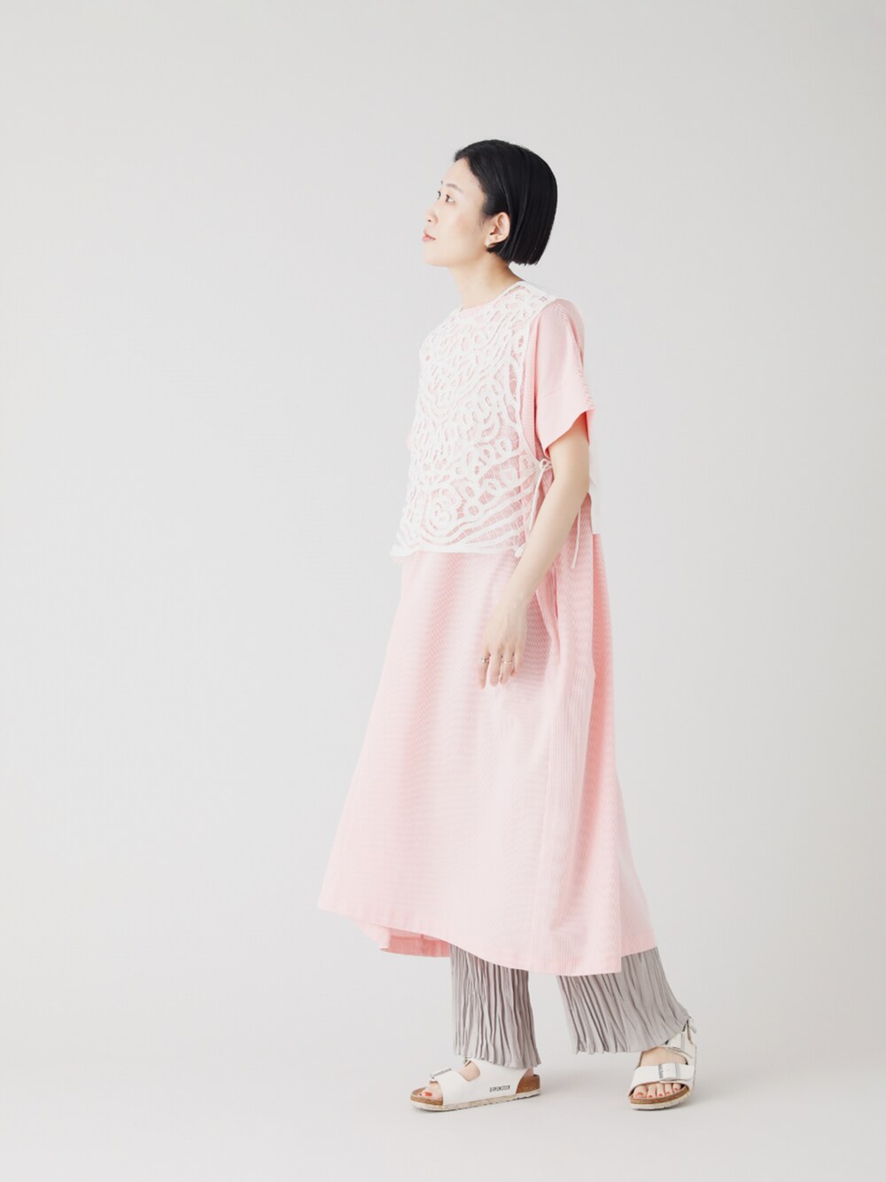ホワイト系のその他トップス、ピンク系のワンピース、グレー系のその他パンツを着用したレディースの夏コーディネートの3枚目の写真