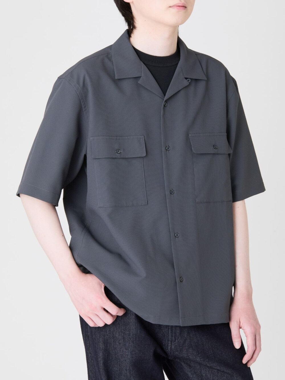 ブルー系のデニムパンツ、グレー系のTシャツ/カットソー、ブラック系のニット/セーターを着用したメンズの春コーディネートの5枚目の写真