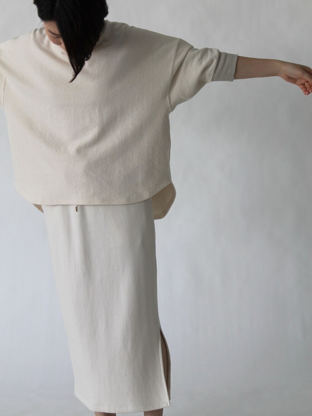 ベージュ系のTシャツ/カットソー、ベージュ系のスカートを着用したレディースの春コーディネートの2枚目の写真