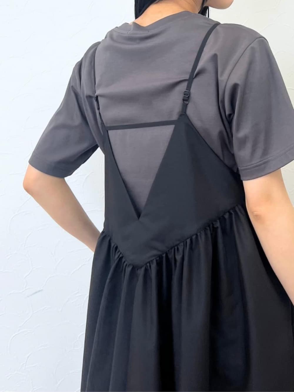 ブラック系のワンピース、グレー系のTシャツ/カットソーを着用したレディースの夏コーディネートの6枚目の写真