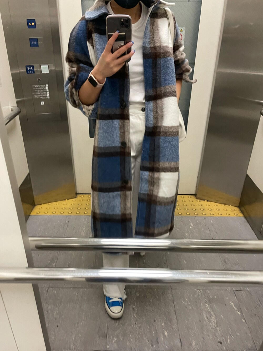 「H&M、ブルーコーデ、ブルー x ホワイト、ホワイトコーデ、チェックコート」｜「CAPRICIEUX LE'MAGEの段切替ワイドデニム（デニムパンツ、ホワイト系）」を使った、Seinaさん（レディース・155cm）の春コーディネートの2枚目の写真