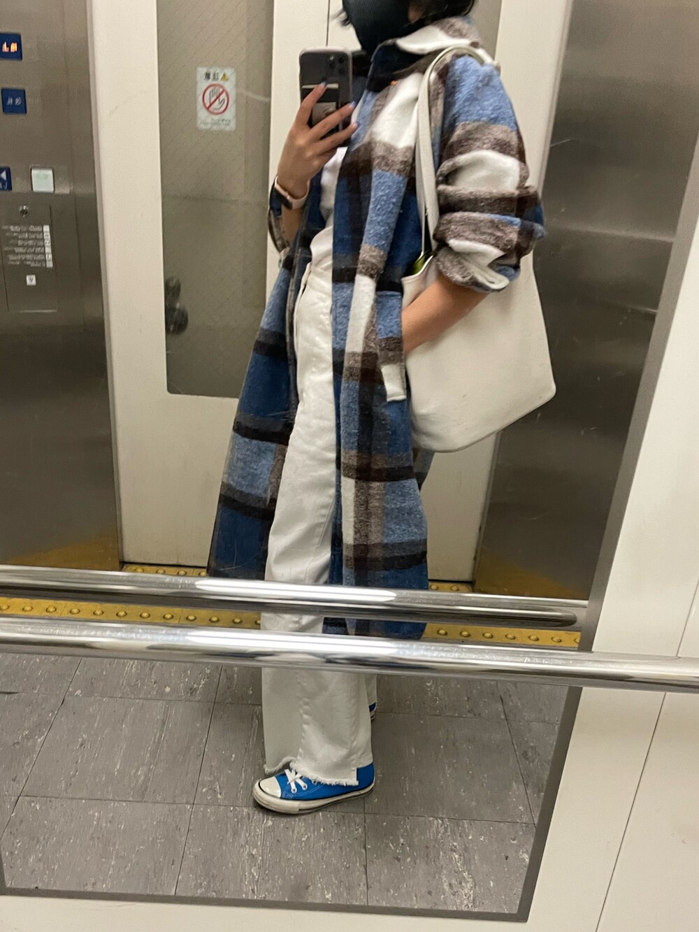 「H&M、ブルーコーデ、ブルー x ホワイト、ホワイトコーデ、チェックコート」｜「CAPRICIEUX LE'MAGEの段切替ワイドデニム（デニムパンツ、ホワイト系）」を使った、Seinaさん（レディース・155cm）の春コーディネートの3枚目の写真