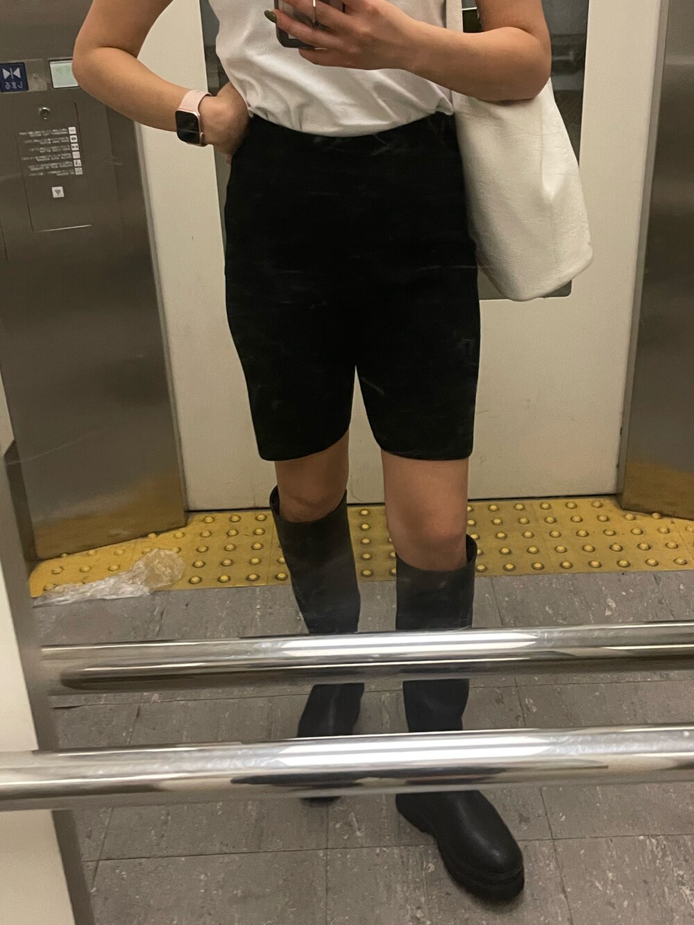 「ロングブーツ、海外セレブ風、出勤コーデ、バイカーショーツ」｜「UNIQLOのクルーネックT（半袖）（Tシャツ/カットソー、ホワイト系）」を使った、Seinaさん（レディース・155cm）の春コーディネートの2枚目の写真