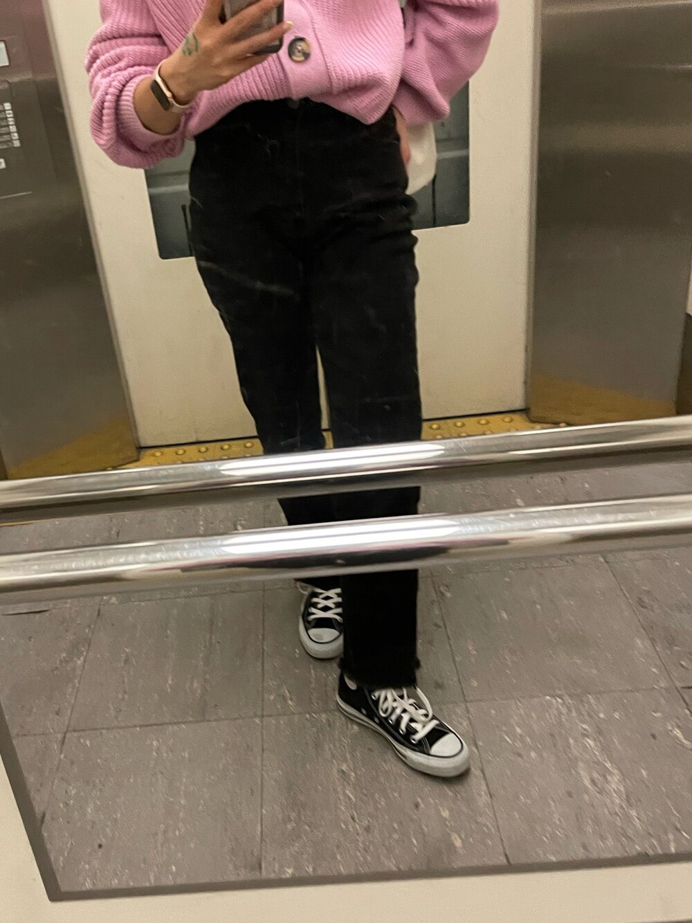 ピンク系のカーディガン/ボレロ、ブラック系のデニムパンツ、ブラック系のスニーカーを着用したレディースの春コーディネートの2枚目の写真