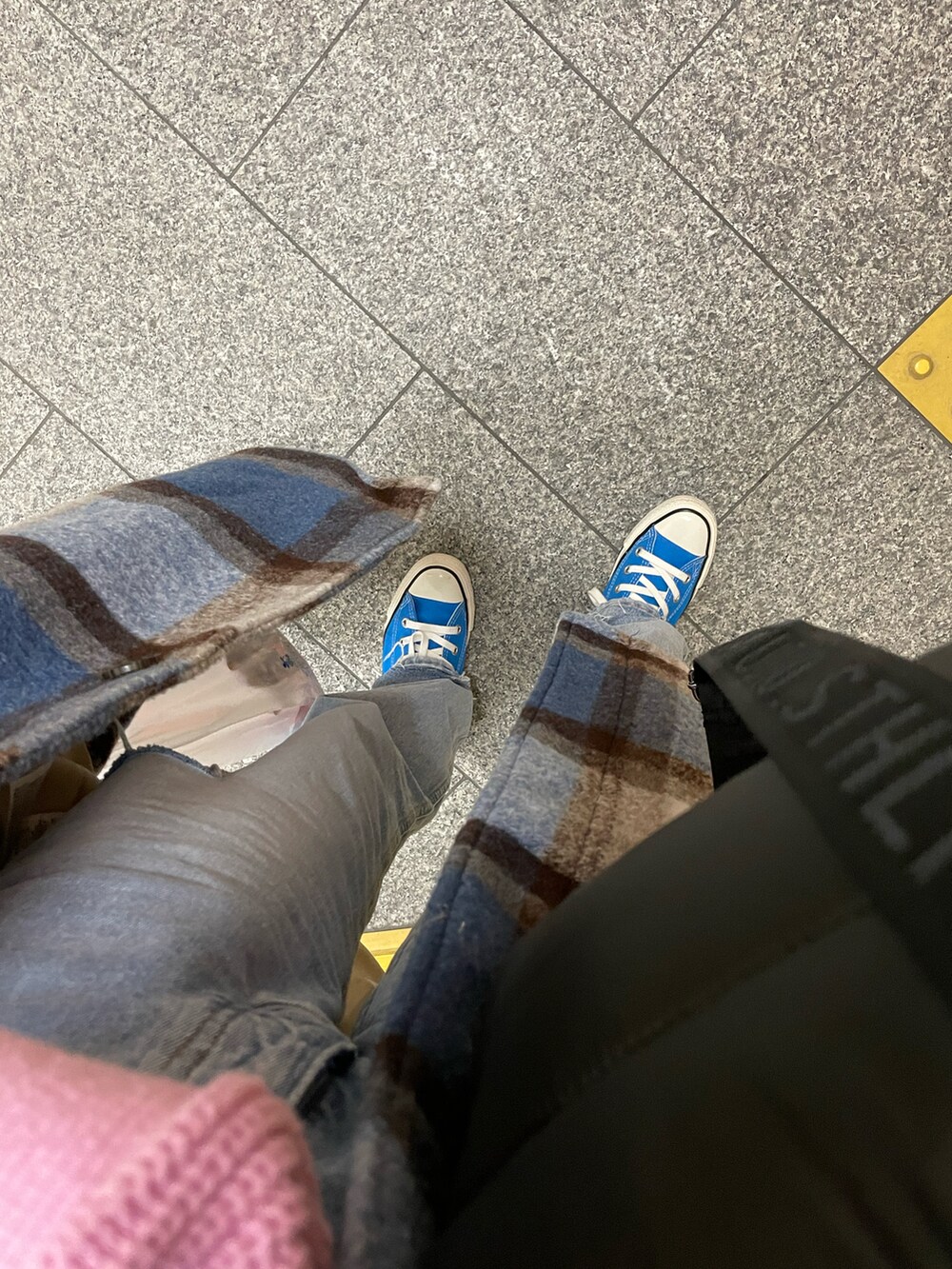 ブルー系のジャケット/アウター、ピンク系のカーディガン/ボレロ、ブルー系のスニーカーを着用したレディースの春コーディネートの2枚目の写真