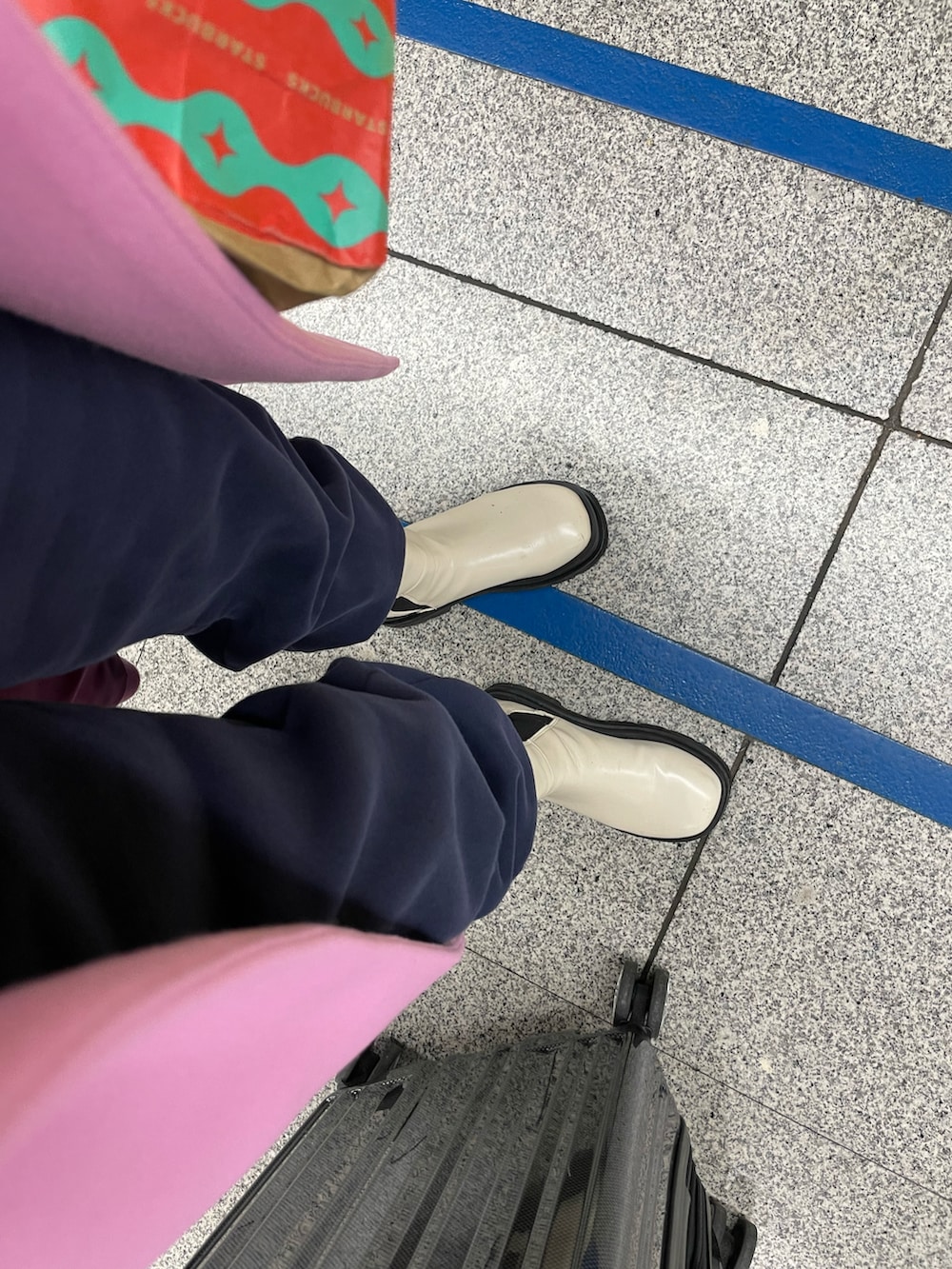 ピンク系のジャケット/アウター、ベージュ系のニット/セーター、ブルー系のスウェットパンツを着用したレディースの秋コーディネートの2枚目の写真