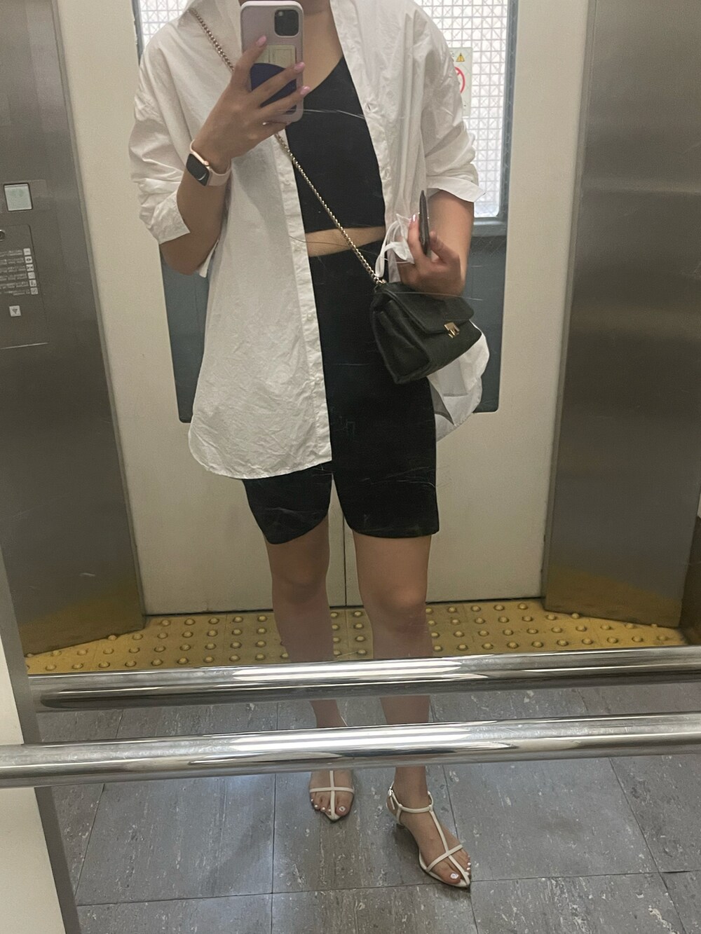 ホワイト系のシャツ/ブラウス、グリーン系のショルダーバッグ、ブラック系のパンツを着用したレディースの春コーディネートの2枚目の写真