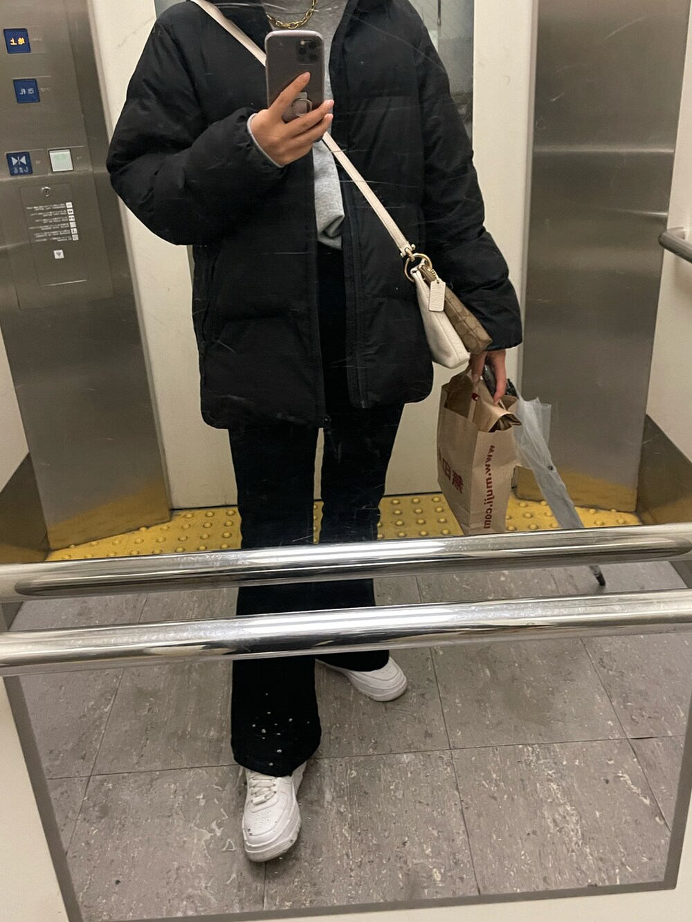 ブラック系のジャケット/アウター、グレー系のトップス、ブラック系のパンツを着用したレディースの冬コーディネートの2枚目の写真