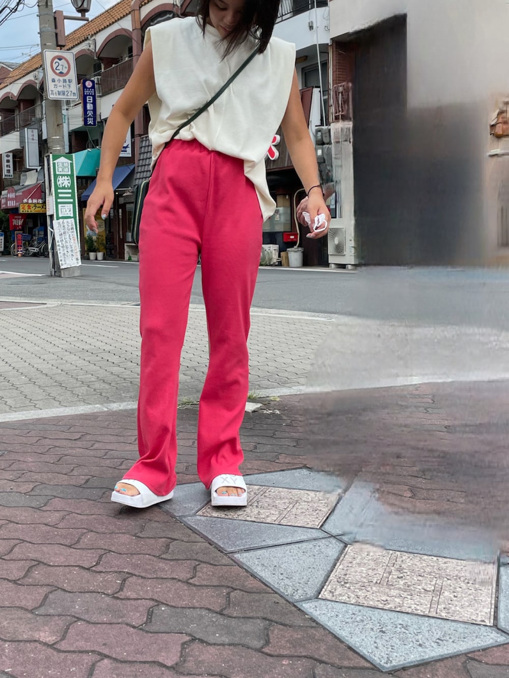「休日コーデ、カラーパンツ、ピンクパンツ、低身長コーデ、お出かけコーデ、大人かわいい、プチプラコーデ」｜「q.b.cのアイテム（パンツ、ピンク系）」を使った、Seinaさん（レディース・155cm）の夏コーディネートの2枚目の写真