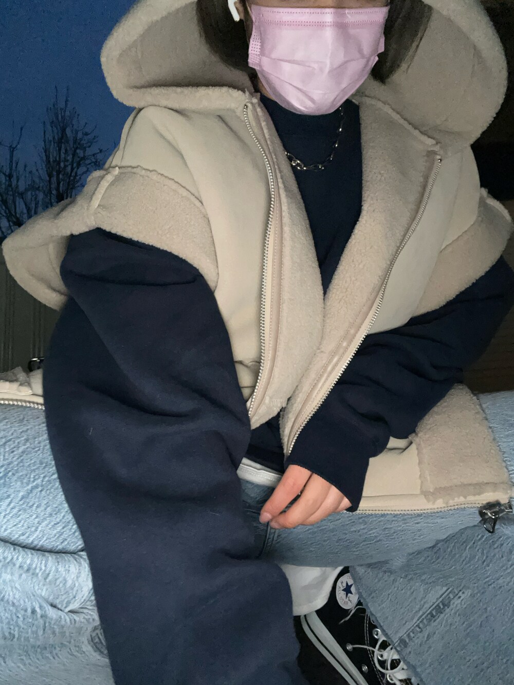 ブルー系のデニムパンツ、ブルー系のスウェット、ベージュ系のジャケット/アウターを着用したレディースの冬コーディネートの2枚目の写真